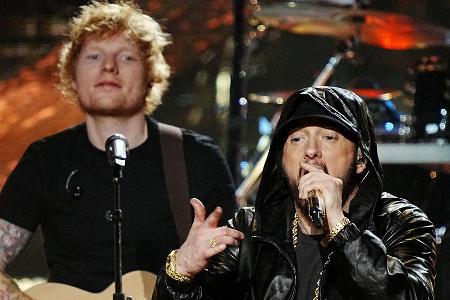 Überraschungsauftritt: Ed Sheeran holt Eminem auf die Bühne
