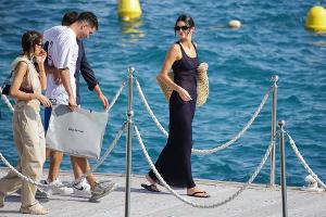 Schwarzes Kleid, flache Schuhe: Diesen Sommer-Look lieben die Promis