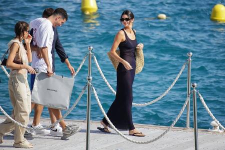 Schwarzes Kleid, flache Schuhe: Diesen Sommer-Look lieben die Promis