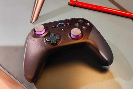 Der Luna-Controller erinnert an ein etwas kleineres Xbox Series X-Pad. Er ist etwas höher, aber schmaler. Am wichtigsten ist jedoch, dass die Action-Buttons gut zu greifen sind und die Analogsticks ein großartiges Gefühl bieten.