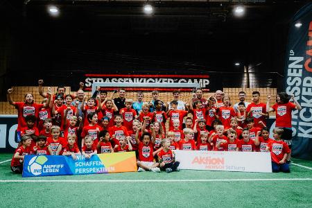 Amputierten-Fußballcamp in Podolskis Soccerhalle