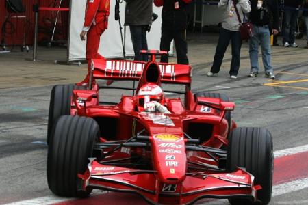 Hattricks - Das Meisterstück aus Pole Position, Rennsieg und schnellster Runde gelang Schumacher insgesamt 22 Mal. Hamilton steht 'erst' bei 19 Hattricks. Dass der Brite den Rekord in dieser Saison noch knackt, ist auf Grund der Dominanz von Max Verstappen, der momentan bei acht steht, aber äußert unwahrscheinlich.