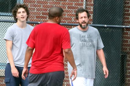 Timothée Chalamet und Adam Sandler spielen eine Runde Basketball