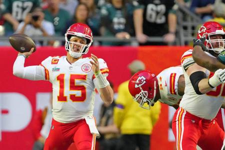 Sind das die besten Quarterbacks der Liga? - Mit Blick auf die kommende NFL-Saison stellt der US-Sportsender 'ESPN' wie gewohnt ein Top-10-Ranking zusammen. Mit Hilfe von Offiziellen, Trainern, Scouts und Spielern wurde bereits zum vierten Mal ein solches Ranking erstellt. Wir zeigen euch, wie die Top Ten bei den Quarterbacks aussieht.