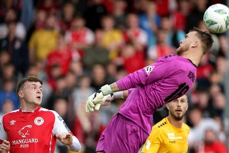 Wie einst Piplica: Torwart unterläuft Eigentor per Kopf