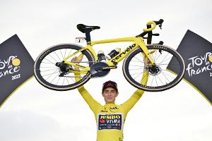 Für Vingegaard: Brücke über Großen Belt leuchtet rot-weiß