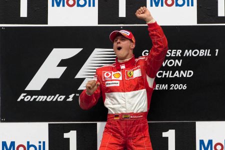 Podeste in Folge - Noch ist Schumacher Rekordhalter mit Blick auf die meisten Podestplatzierungen in Folge. Ganze 19 Mal stand der Deutsche in den Jahren 2001 und 2002 nahtlos auf dem Podium. 2023 sind wieder ganze 23 Rennen zu fahren, die Möglichkeit zum Einstellen der Rekordmarke besteht. Weltmeister Verstappen verzeichnete vor dem Ungarn-GP elf Podestplätze in Folge.