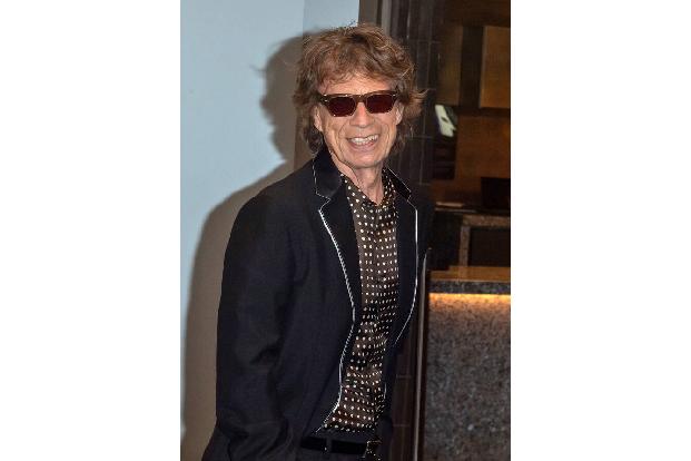 Mick Jagger kam am 26. Juli 1943 im englischen Dartford vor den Toren Londons zur Welt. Seinen späteren Songwriting-Partner und Bandkollegen Keith Richards lernte er schon in der Grundschule kennen. Sie verloren sich zwar vorübergehend aus den Augen…