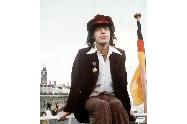 Schon mit 14 Jahren bekam Mick Jagger seine erste Gitarre — obwohl er als Frontmann der Stones selten mit einem Instrument gesehen wurde, ist er ein guter Gitarrist und spielt das Instrument auch im Studio.