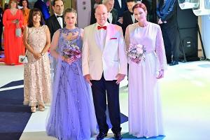 Gute Laune: Fürst Albert mit Charlène und Camille beim Rotkreuzball