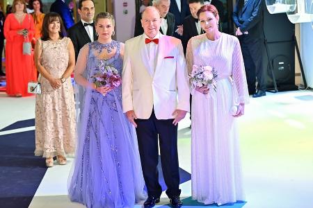 Gute Laune: Fürst Albert mit Charlène und Camille beim Rotkreuzball
