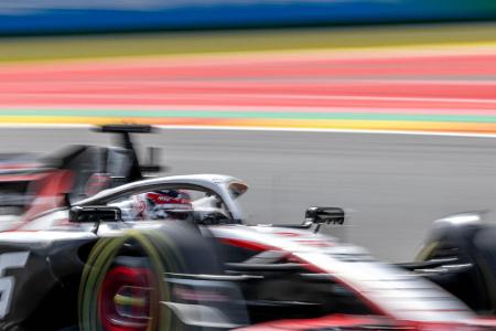 Kevin Magnussen (Haas/2 Punkte) - Note 5,0 - Sieht im Qualifying gegen den aus der Teilzeit-Rente zurückgekehrten Nico Hülkenberg kein Land, in den vergangenen Rennen auch im Renntrimm langsamer als sein Stallrivale. Nach der tollen Vorsaison geht's bei Magnussen augenscheinlich bergab. Hat sein Cockpit für 2024 längst noch nicht sicher, wie Teamchef Günther Steiner im sport.de-Interview anklingen ließ.