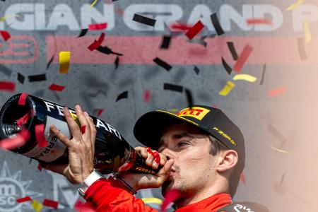 Charles Leclerc (Ferrari/99 Punkte) - Note 4,0 - Ausreichend, mehr nicht, daran ändert auch der dritte Platz in Spa nichts. Der einst in den Himmel gelobte Suceria-Prinz verzweifelt zunehmend an den Tücken Maranellos - und lässt das auch an sich heran. Im Qualifying zwar schnell, schießt aber insgesamt zu viele Böcke. Italiens Presse und die Tifosi fordern mehr von ihrem Hoffnungsträger.