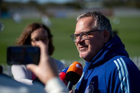 Elton besucht DFB-Frauen und stichelt gegen Südkorea