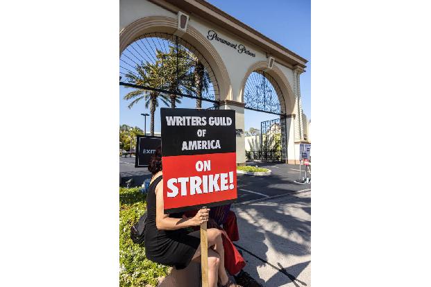 In Hollywood geht nichts mehr. Nachdem die Drehbuchautor*innen bereits seit Wochen im Streik sind, haben sich jetzt auch die der Gewerkschaft Sag-Aftra angeschlossenen Schauspieler*innen dem Arbeitska ...