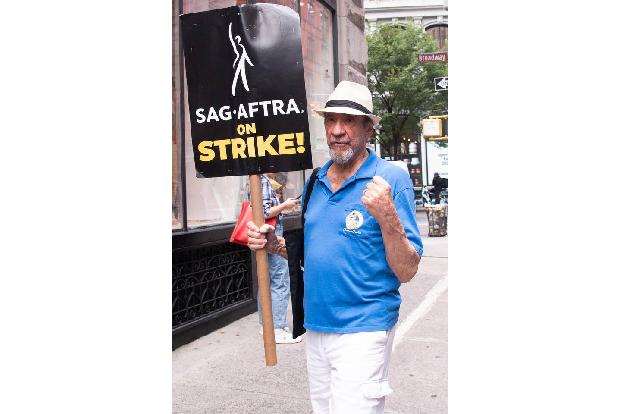 ...und Hollywood-Veteran F. Murray Abraham, der auch mit 83 noch nicht zu alt für Solidarität ist.