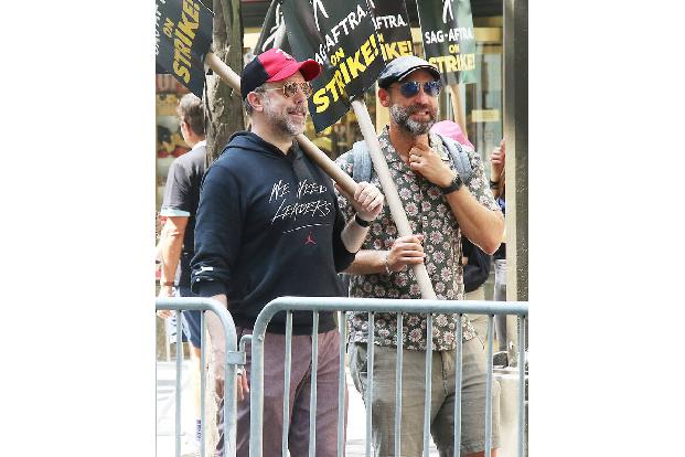 'Ted Lasso'-Star Jason Sudeikis und 'House of Cards'-Darsteller Corey Stoll standen vor NBC Universal in New York auf Streikposten...