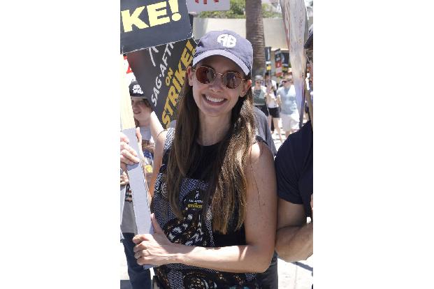 Hier demonstriert 'Mad Men'-Star Alison Brie vor Paramounts Hauptsitz in Hollywood.