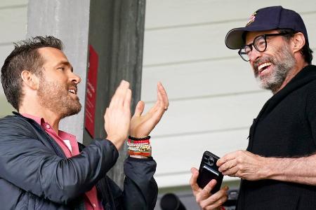 Gast in Wrexham: Hugh Jackman feuert Fußballteam von Ryan Reynolds an