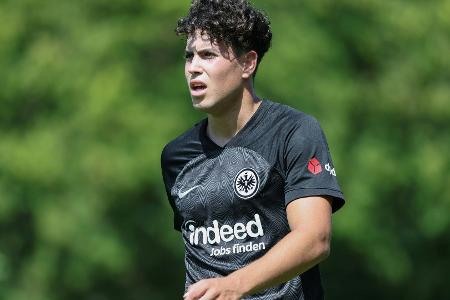 Frankfurt bindet Stürmertalent Ferri bis 2026