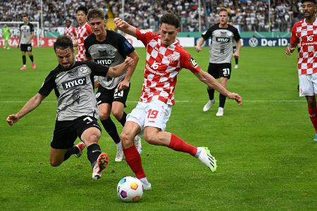 Elfmeter entscheidet: Mainz kämpft sich in Elversberg durch