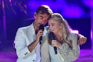 "Schlagerstrandparty 2023": Silbereisen flirtet mit Beatrice Egli