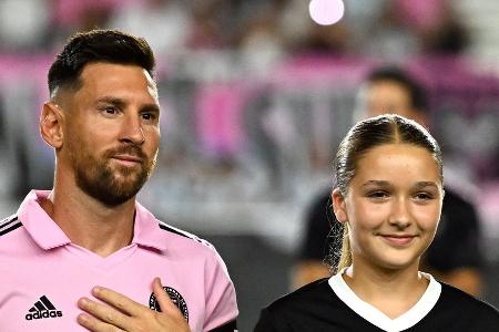 Harper Beckham führt Lionel Messi auf den Rasen