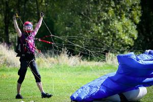 Fallschirmspringen: Bunkus Meister im Canopy Piloting