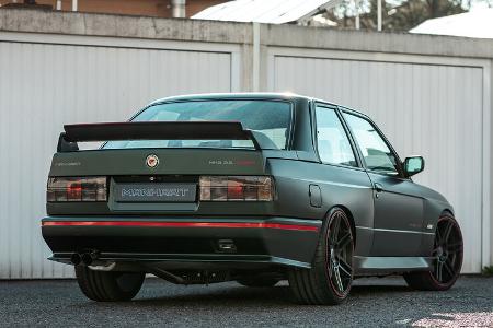 BMW E30 M3 von hinten vor Garagen