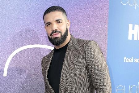 Drake bittet Fans, keine BHs auf die Bühne zu werfen
