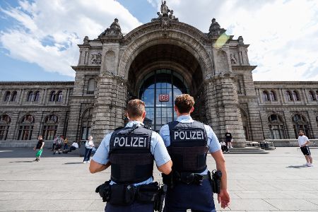 Polizisten vor dem Bahnhof in Nürnberg