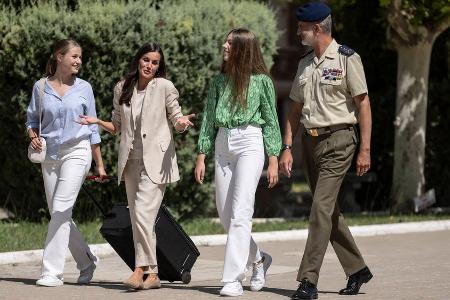 Letizia und Felipe begleiten Prinzessin Leonor zur Militärakademie