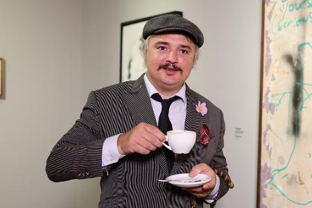 Pete Doherty: Skandalrocker zeigt sich in feinstem Zwirn in Düsseldorf