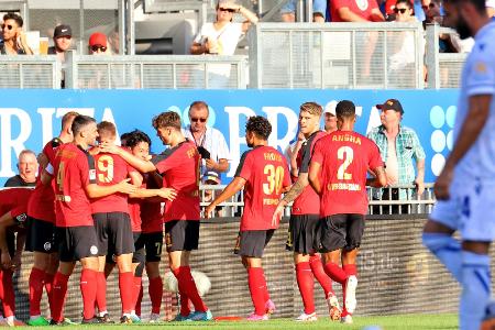 2. Liga: Wiesbaden an der Spitze - Kaiserslautern gewinnt