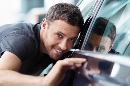 Ob gebraucht oder neu: Darauf sollte man beim Kauf eines Autos achten