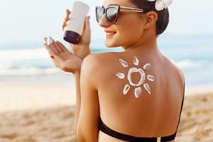 Pflege und Feuchtigkeit: Die besten Tipps für eine lange Sommerbräune