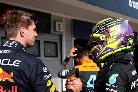 Meiste Grand-Prix-Siege insgesamt (Fahrer) - Was die meisten Rennsiege aller Zeiten angeht, muss sich Verstappen noch ein Stück strecken, um an Spitzenreiter Lewis Hamilton (103) heranzuragen. Doch 2023 könnte der Red-Bull-Dominator [45 GP-Siege] einen riesigen Schritt von derzeit Platz 5 - an Alain Prost [51, 4.] und Sebastian Vettel [53, 4.] vorbei - auf Rang drei machen. Auf P2 wartet dann Schumi (91).