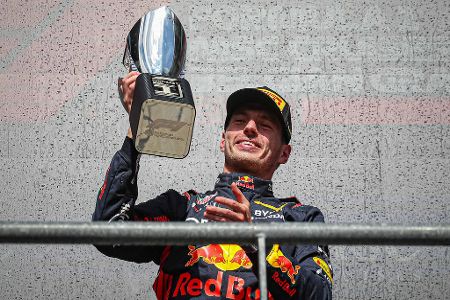 Meiste Siege in Folge (Fahrer) - Noch steht Sebastian Vettel mit neun Siegen in Folge an der Spitze dieses Rankings (2013 im Red Bull). Doch Verstappen, der die letzten acht Rennen gewann, kann diesen Rekord in Kürze einstellen. Dafür braucht es einen Sieg bei seinem Heim-Grand-Prix in Zandvoort. Eine Woche in später könnte Verstappen mit einem Erfolg in Monza dann sogar alleiniger Rekordhalter sein.