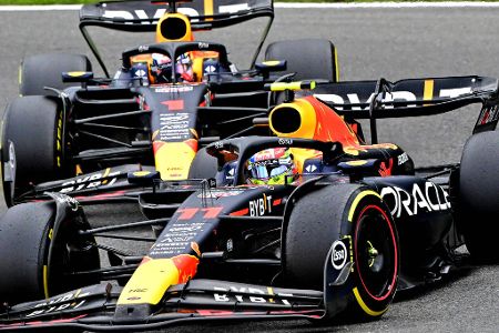 Meiste Siege in Folge (Team) - Sage und schreibe 13 Rennen in Folge hat Red Bull saisonübergreifend gewonnen - eines zum Abschluss des letzten Jahres in Abu Dhabi, zwölf in 2023. Damit haben die Österreicher mittlerweile auch den früheren Spitzenreiter McLaren hinter sich gelassen. Die Briten holten 1988 elf Siege in Folge innerhalb einer Saison.