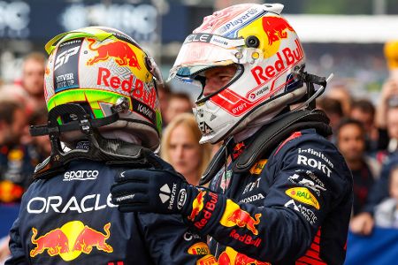 Meiste Siege in einer Saison (Team) - 19 Siege (in 21 Rennen) holte Mercedes in der Saison 2016, an deren Ende Nico Rosberg den Titel vor seinem Teamkollegen Lewis Hamilton errang. Red Bull steht derzeit bekanntlich bei zwölf GP-Erfolgen. Heißt: Aus den verbleibenden zehn Rennen müssen noch acht Siege her, um die 2016er Silberpfeile zu übertrumpfen.