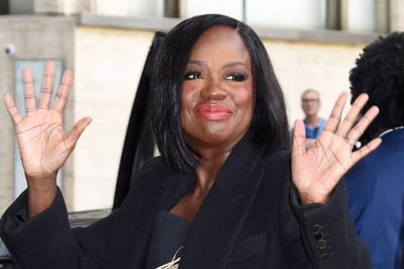 …Viola Davis kann jedoch dank ausgehandelter Ausnahme ihren Film ‘G20’ weiterdrehen, in dem sie eine US-Präsidentin spielt. Auch…