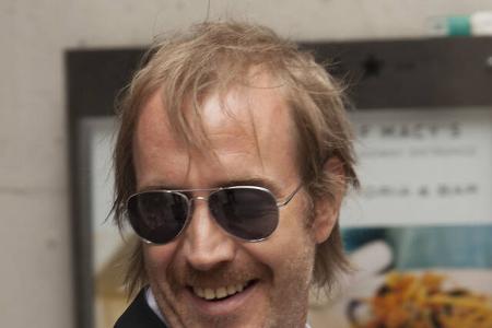 …Rhys Ifans und…
