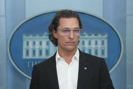 …hat Hollywood-Mann Matthew McConaughey nicht, der seinen Film ‘The Rivals of Amziah King' weiterdrehen darf, ebenso wie…
