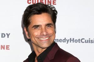 John Stamos: Mit 60 zeigt er sich nackt unter der Dusche