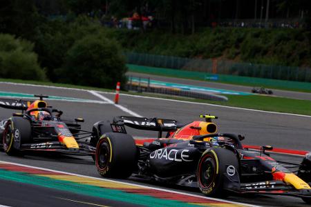 Meiste Punkte in einer Saison (Team) - 2016 holte Mercedes nicht nur 19 von 21 Rennsiegen, sondern auch insgesamt 765 Punkte. Red Bull steht in dieser Saison nach gut der Hälfte bereits bei 503 Zählern. Schwer vorzustellen, dass der Mercedes-Rekord 2023 nicht geknackt wird.