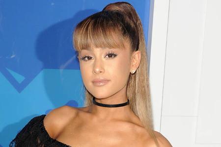 Sängerin Ariana Grande hat selbst schönes Haar, liebt aber auf der Bühne auffallende Looks – dann darf zum Beispiel auch gern mal eine Perücke mit langem, weißblonden Haar her.