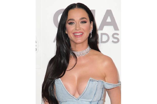 Blond und kurz, dann wieder lang und dunkel – dass bei Katy Perry nicht alles mit rechten Dingen zugeht, konnte man sich fast schon denken. Sie steht dazu und nahm auf Social Media sogar mal im Video ...