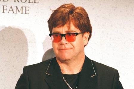 Männliche Stars sind sehr viel scheuer, wenn es darum geht, zu ihren Haarproblemen zu stehen und darüber zu sprechen, ob sie mit Perücke oder Toupet nachhelfen oder aber eine Haartransplantation durch ...