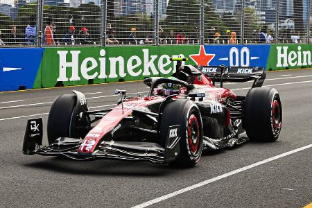 Platz 18: Guanyu Zhou (Alfa Romeo) - Note: 4,5 - Nutzte die chaotische Startphase zu seinen Gunsten und belegte nach dem Wechsel auf die Intermediates Platz zwei. Konnte sich so weit vorne nicht behaupten. Machte den Gegnern mit seiner Linienwahl das Überholen allerdings manchmal unnötig leicht. Schlug im Regen dann heftig in der Bande ein. Sorgte so für die Rote Flagge.