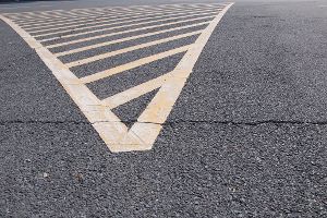 Diese Strafen drohen, wenn Sie eine Sperrfläche überfahren